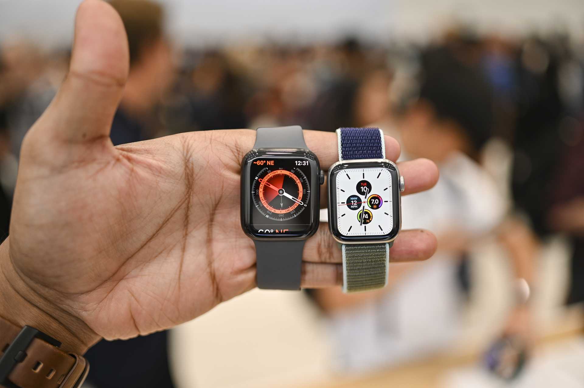 Часы apple сравнение. Часы эпл вотч 5. Эпл вотч se 40 мм. Часы эпл вотч 7. Apple watch se 40mm vs 44mm.
